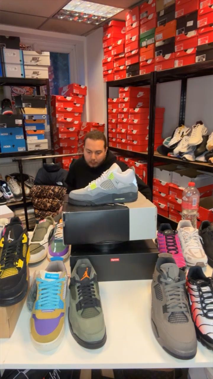 Jordan Jordan 4 neon uk8.5 (box water damaged) product image