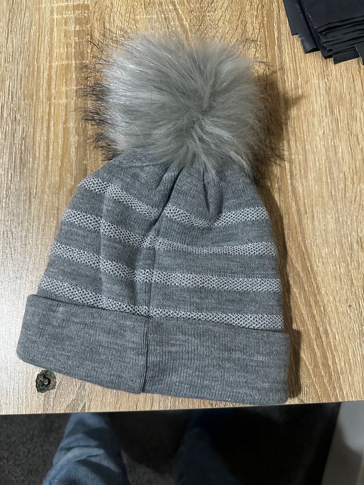 Grey Striped Beanie With Pom Pom obraz 2