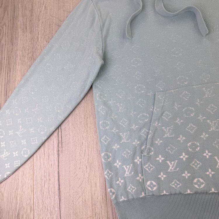 Louis Vuitton Men’s Baby Blue Monogram Gradient Pullover Hoodie (Copy) imagen 4