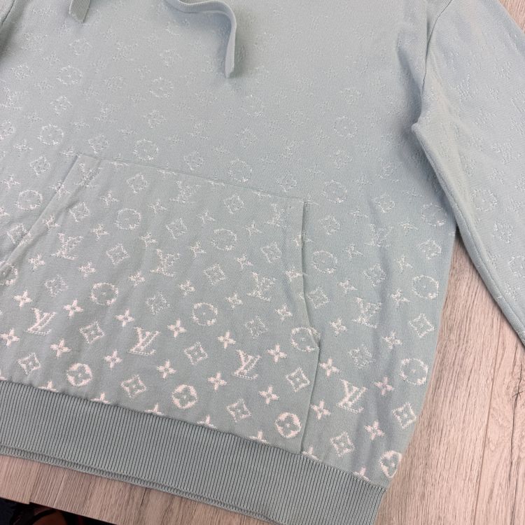 Louis Vuitton Men’s Baby Blue Monogram Gradient Pullover Hoodie (Copy) imagen 5
