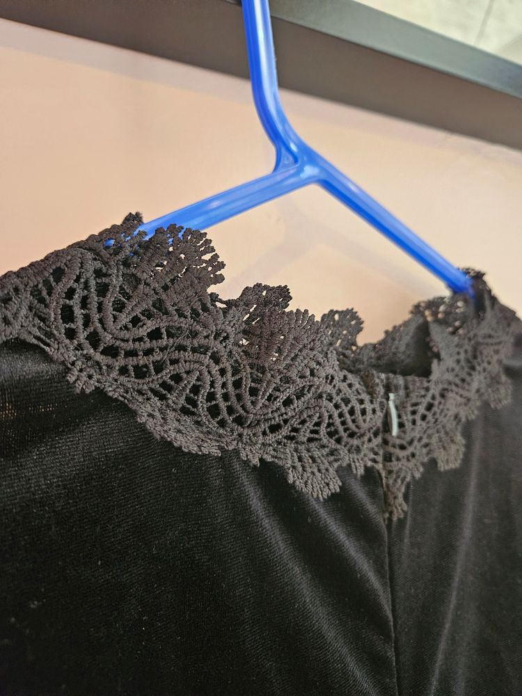 Black Velvet Dress With Lace Sleeves And Neckline obraz 4