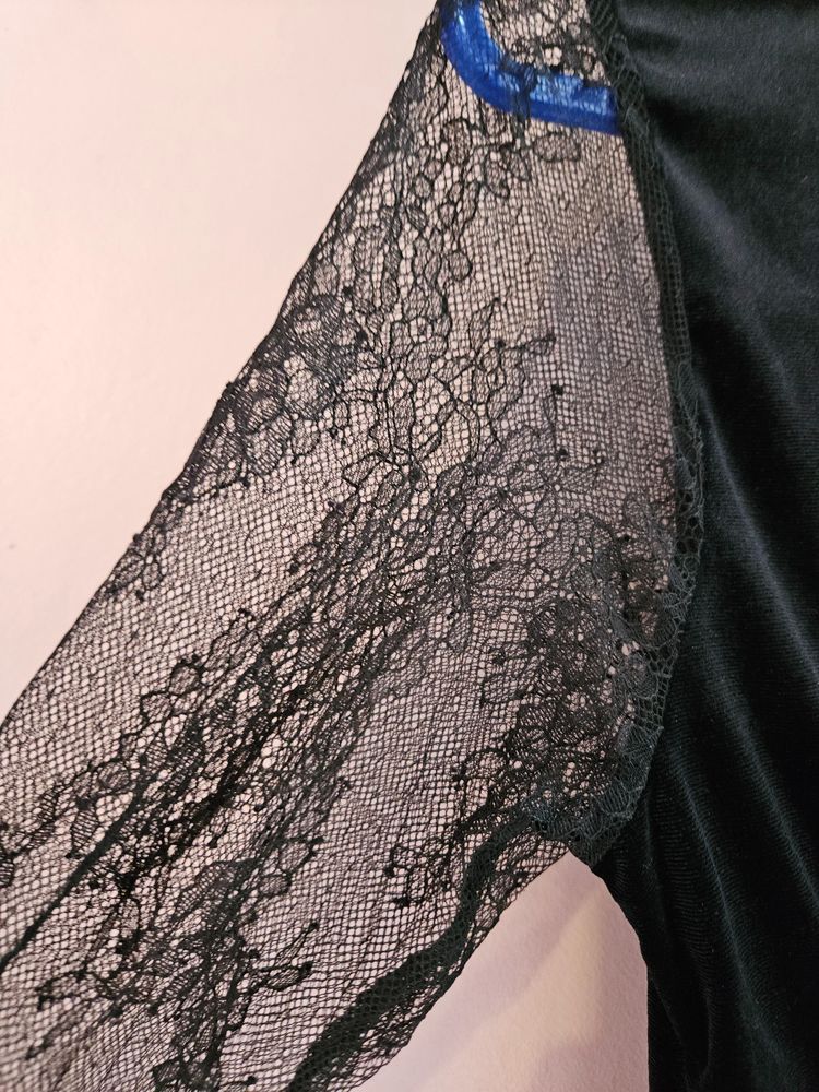 Black Velvet Dress With Lace Sleeves And Neckline obraz 6