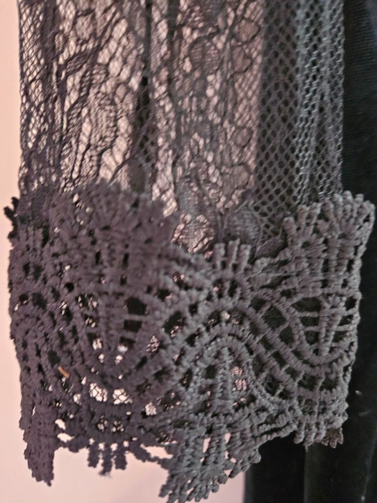 Black Velvet Dress With Lace Sleeves And Neckline obraz 5