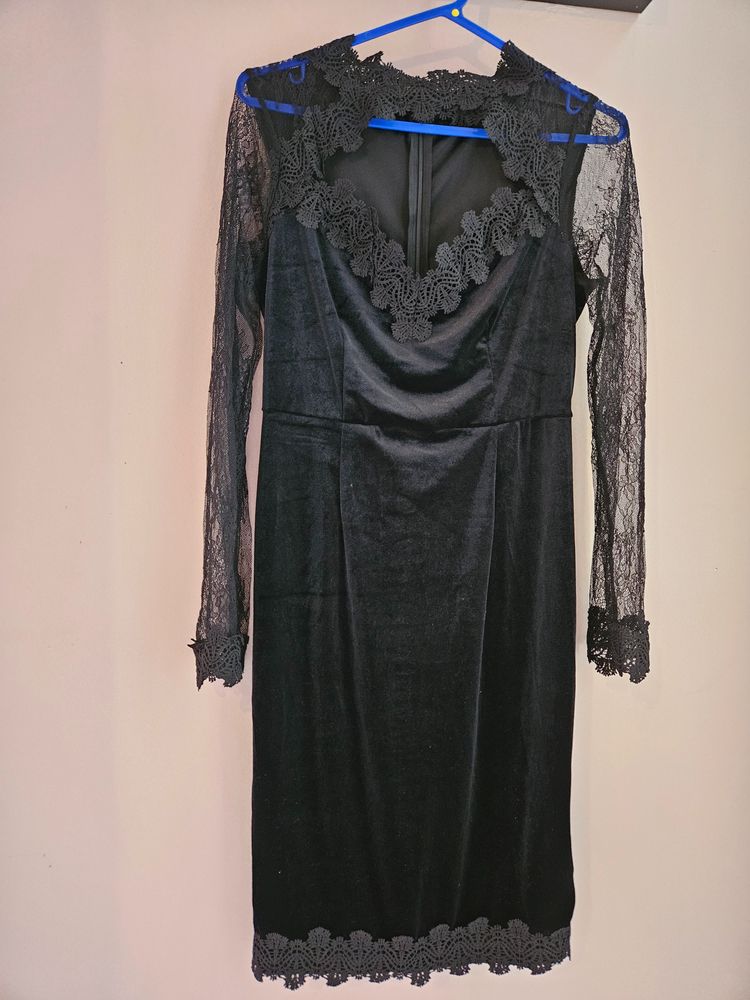 Black Velvet Dress With Lace Sleeves And Neckline obraz 2