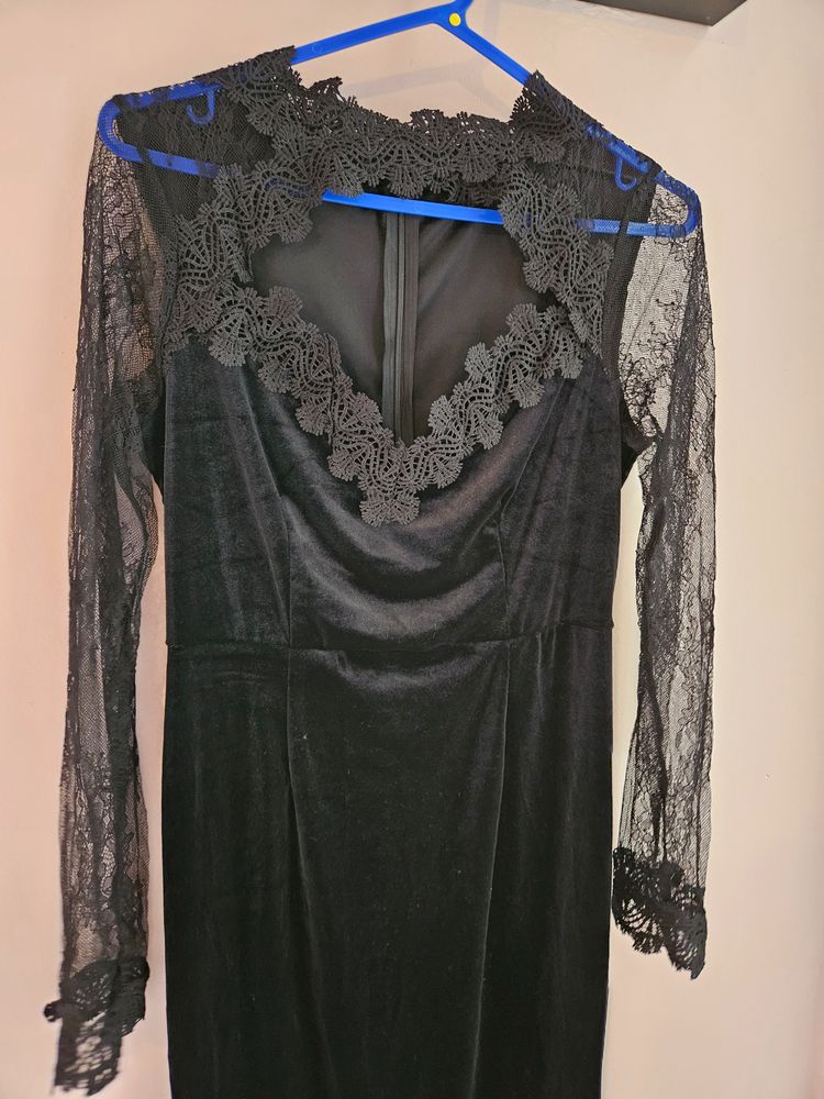 Black Velvet Dress With Lace Sleeves And Neckline obraz 3