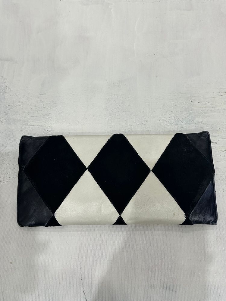 devil wears prada | black and white patterned clutch purse 3