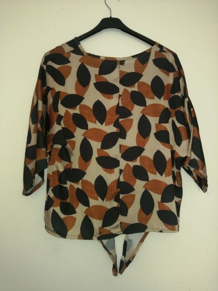 Leaf blusa a fantasia foglie nero, marrone e beige taglia unica product image