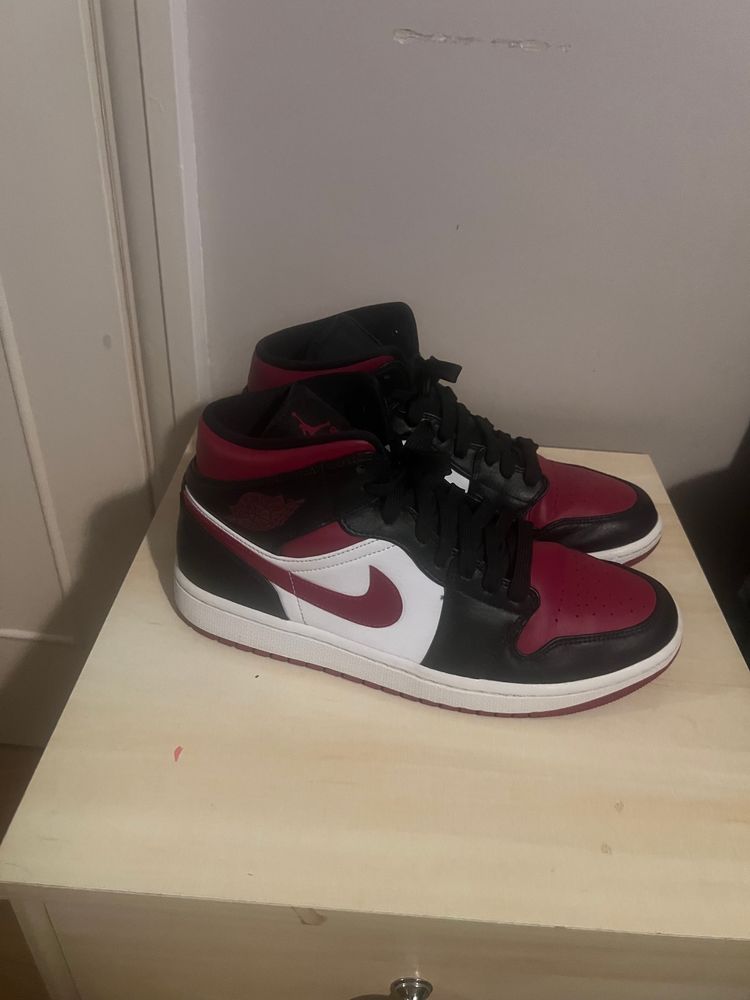 Immagine di Black, Red, And White High-Top Sneakers 2