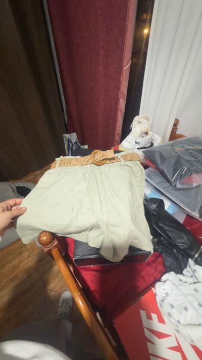 Pantalones cortos beige con cinturón tejido