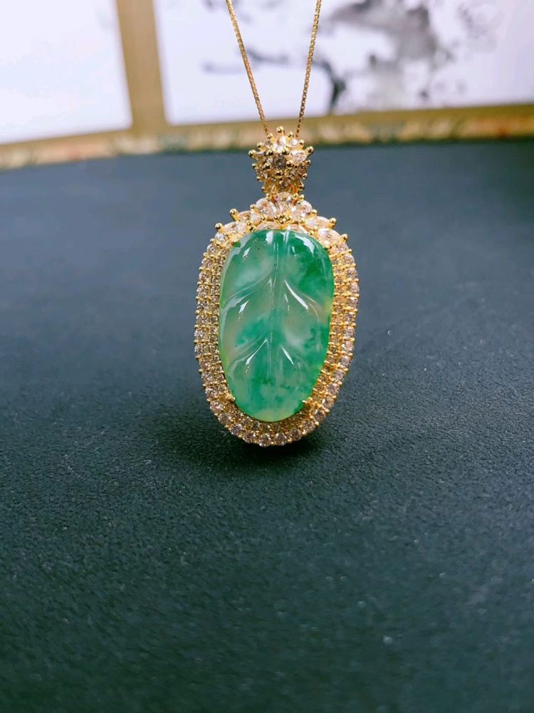 Green Gemstone Pendant Necklace imagen 1