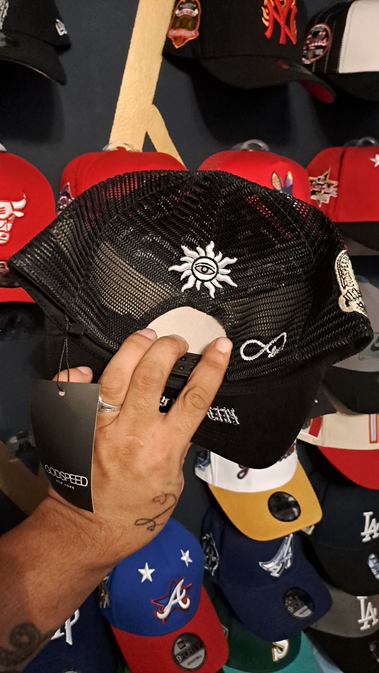 Black Mesh Trucker Cap obraz 3