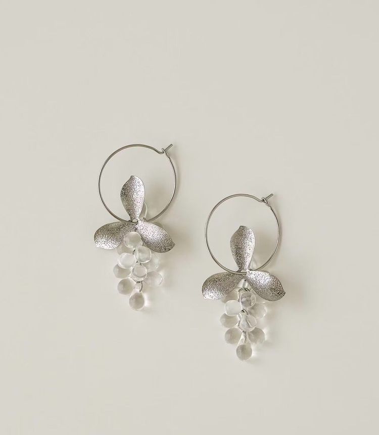 Immagine di Silver Hoop Earrings With Floral And Bead Details 1