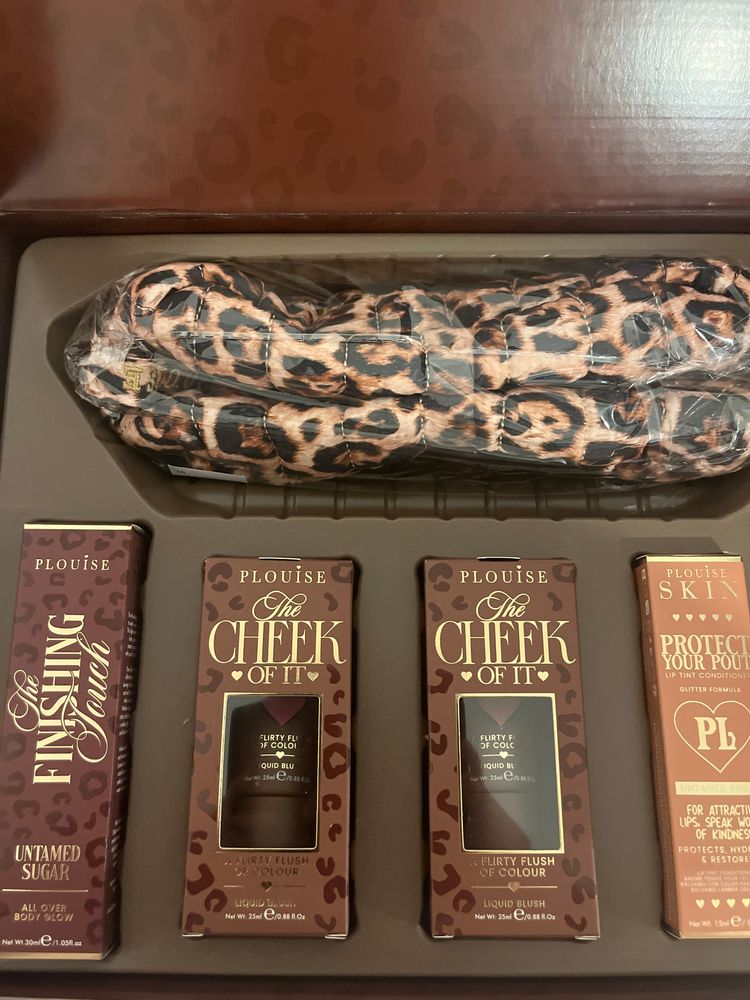 Plouise Makeup Set With Leopard Print Pouch image 1