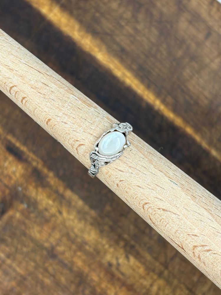 Sterling Silver Mother of Pearl Vintage Ring