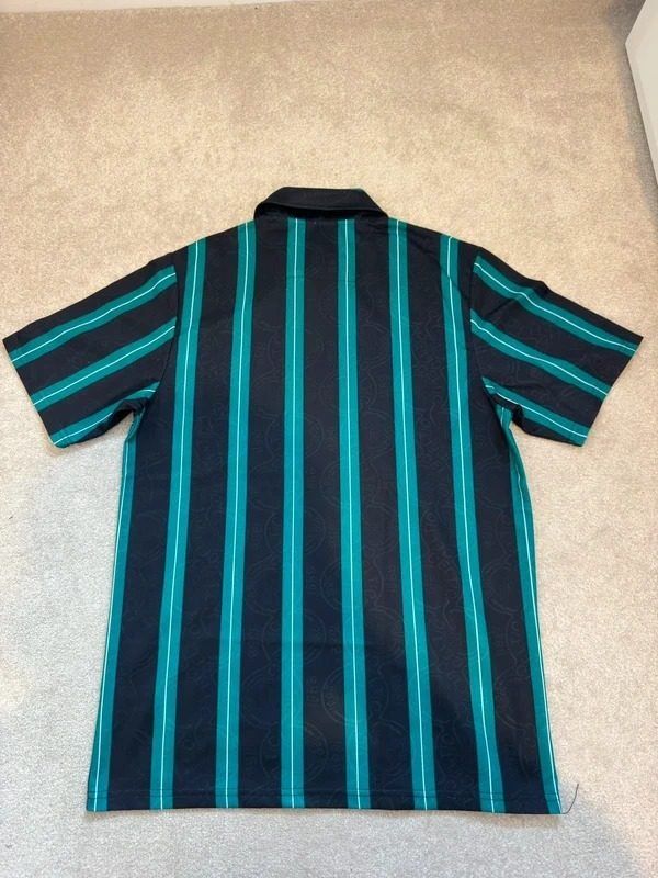 Black And Teal Striped Polo Shirt With Crest And Cr Smith Text imagen 2