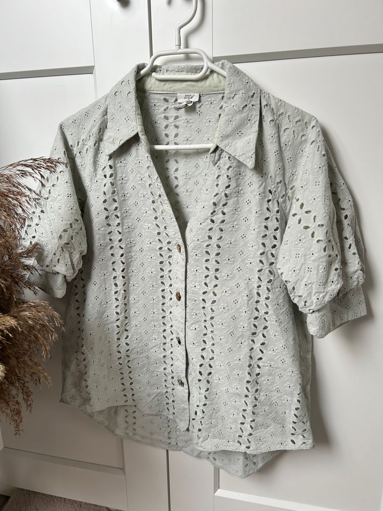 River Island Szałwiowa bluzka koszulowa damska ażurowa | River Island white eyelet button-up blouse product image