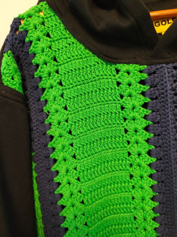 Immagine di Golf Black Hoodie With Green And Navy Crochet Overlay 3