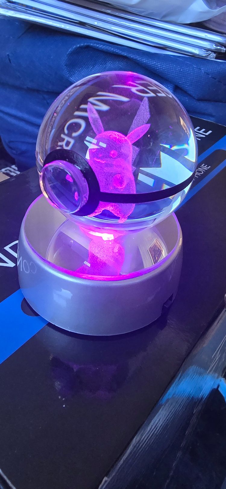 Crystal Ball With Pikachu Figure obraz 2