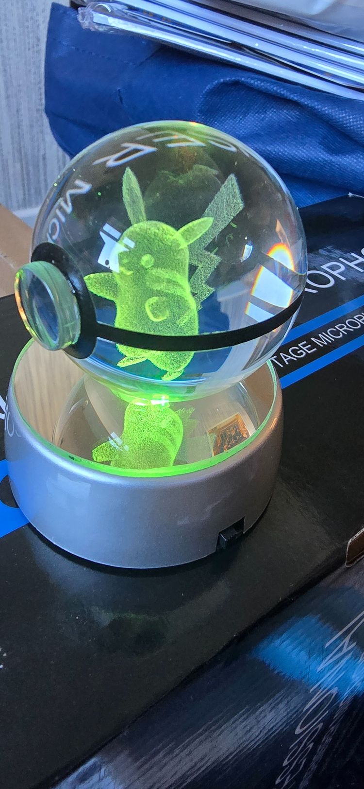 Crystal Ball With Pikachu Figure obraz 3