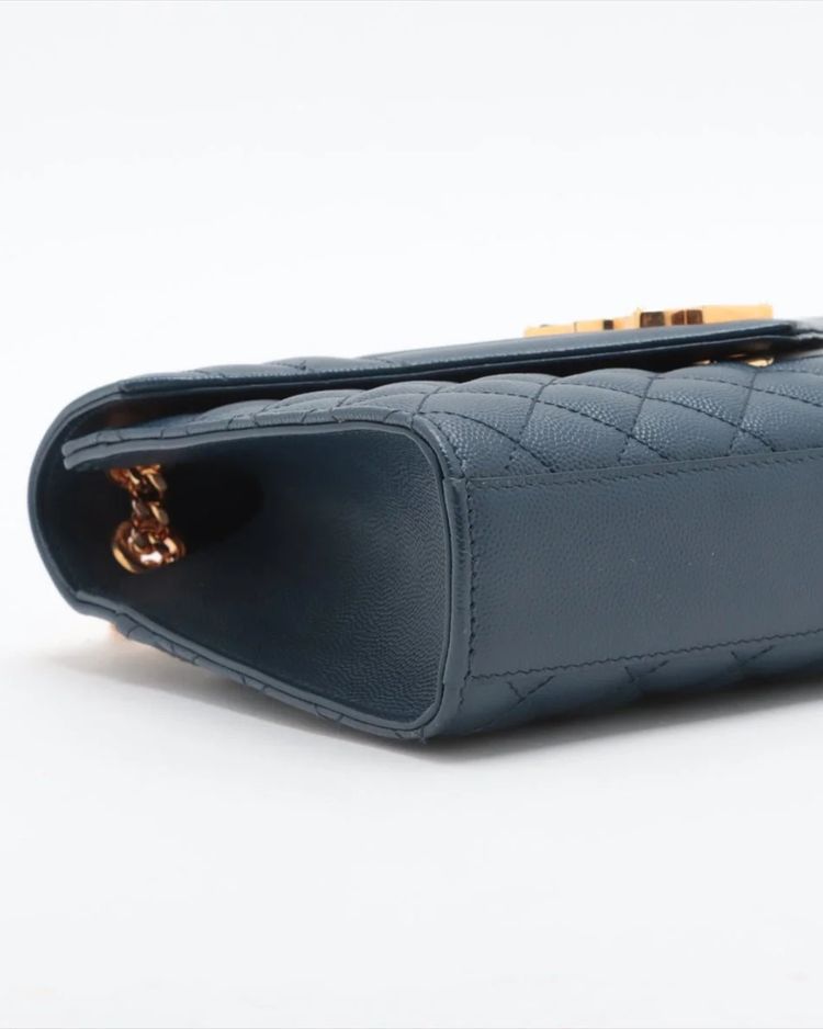 Saint Laurent Borsa Envelope Large Pelle Martellata Blu Navy — Pre-owned Autentica imagen 3