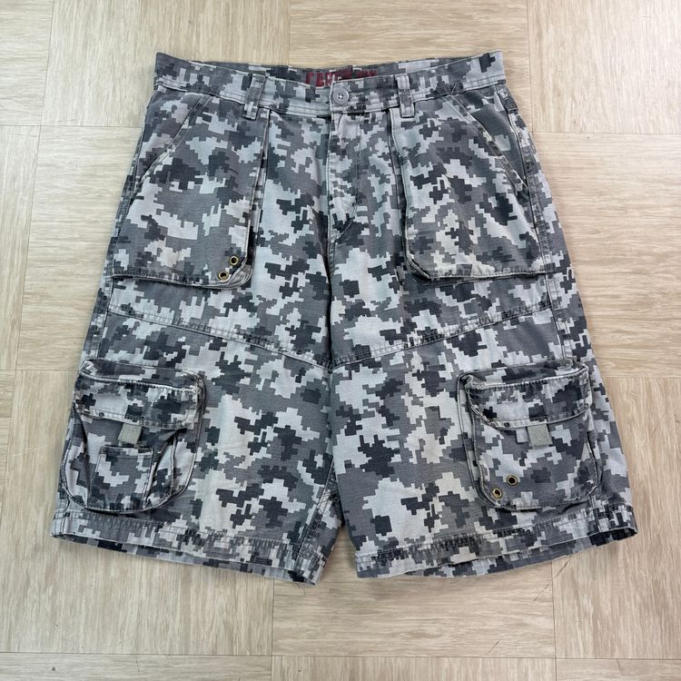 Vintage digital camo baggy multi-pocket cargo shorts (M)