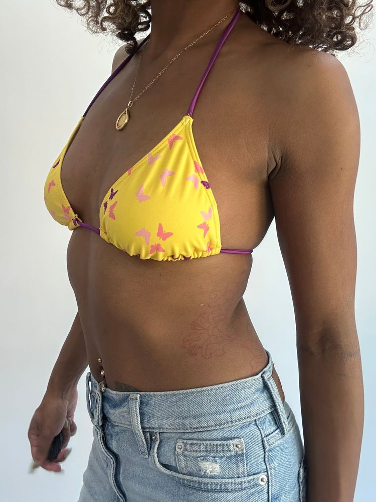 beach drop | small yellow and purple butterfly print bikini top imagen 2