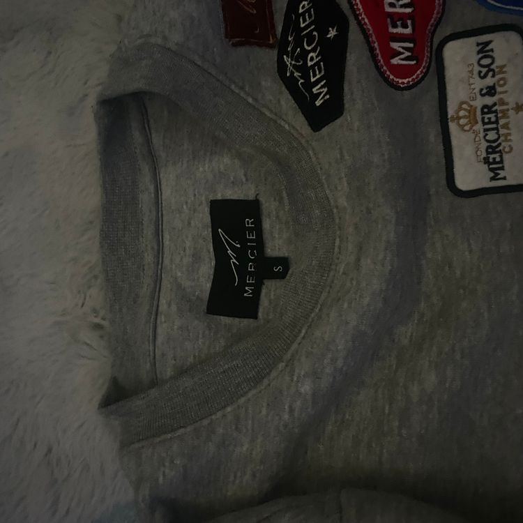 grey sweatshirt with MERCIER patches
