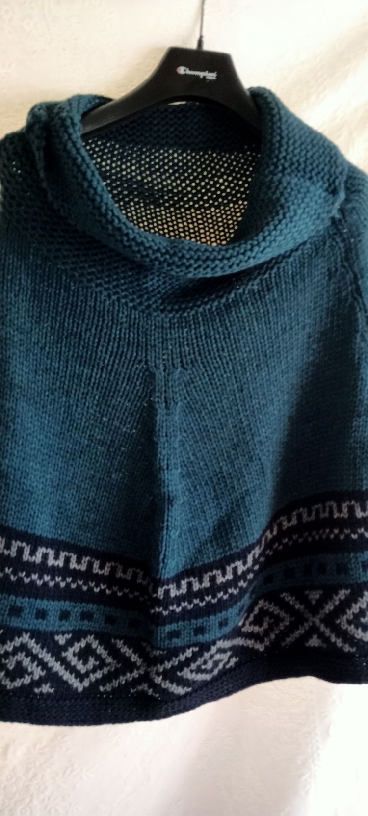 blue knitted poncho with patterned hem 2