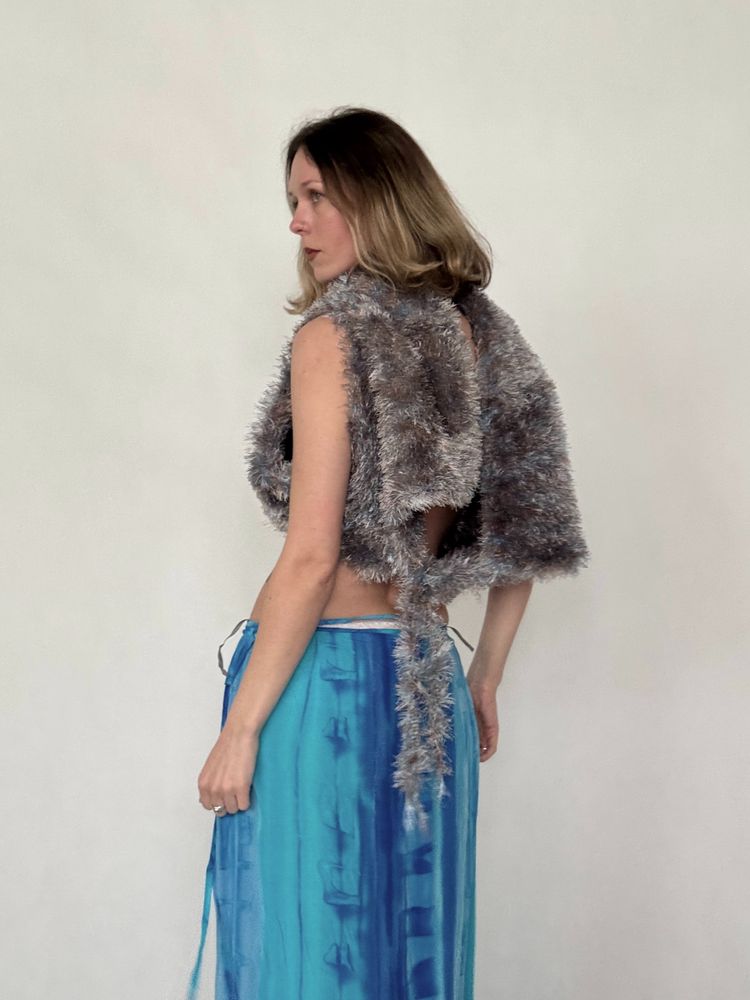 fuzzy sleeveless top obraz 4