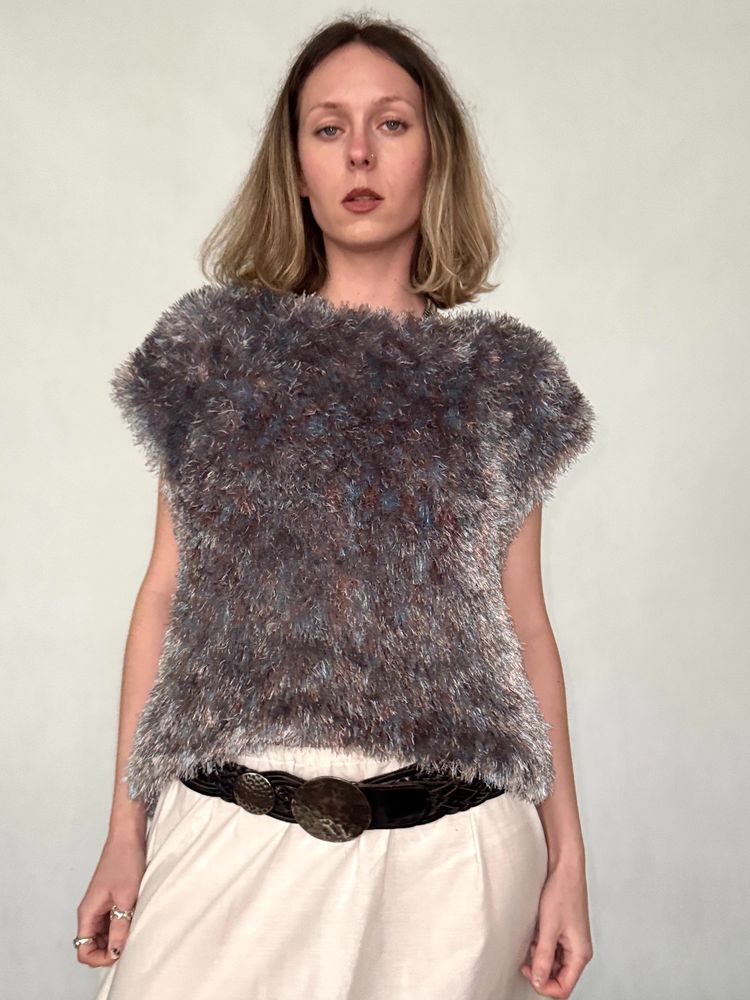 fuzzy sleeveless top obraz 3