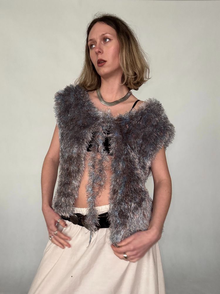 fuzzy sleeveless top obraz 2