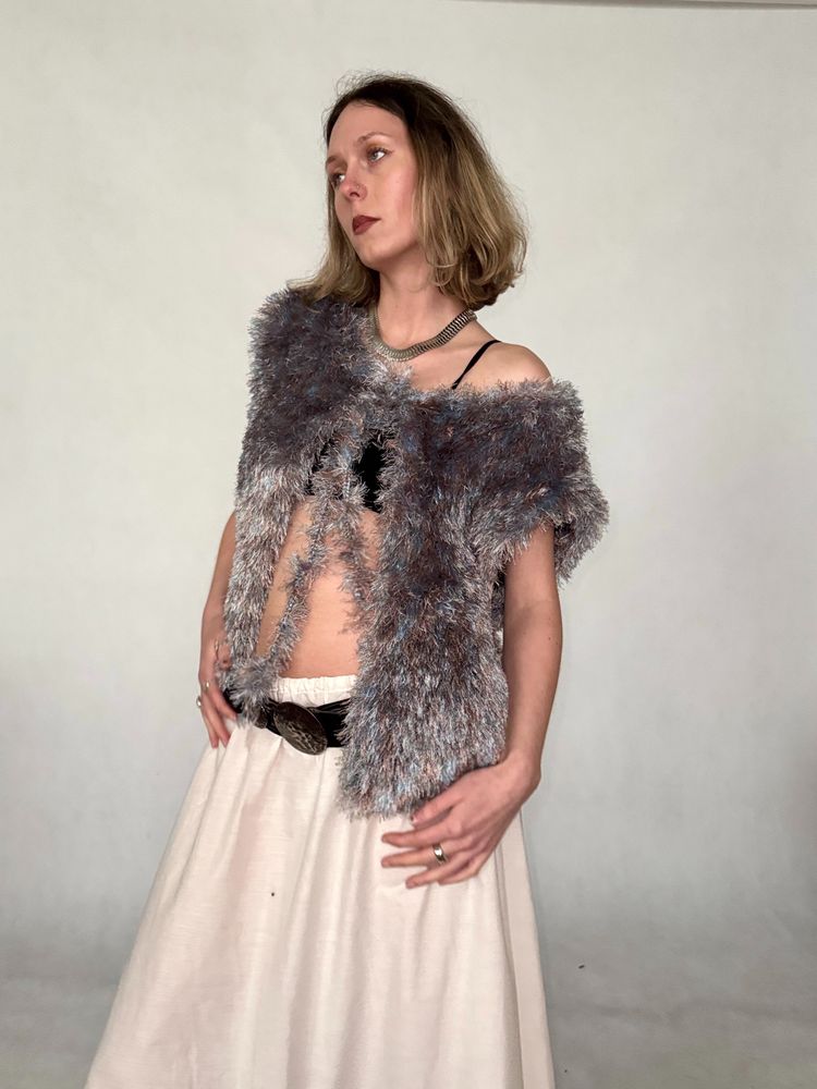 fuzzy sleeveless top obraz 5