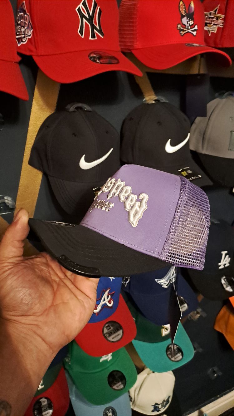 Purple And Black Trucker Cap With Embroidered Text And Patches obraz 2