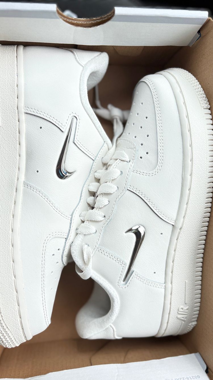 Nike White Sneakers With Metallic Swoosh imagen 1