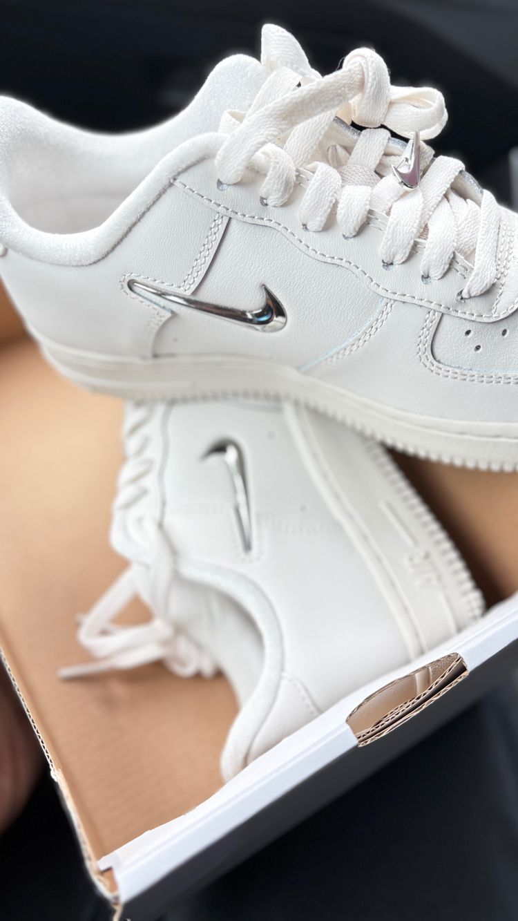 Nike White Sneakers With Metallic Swoosh obraz 2