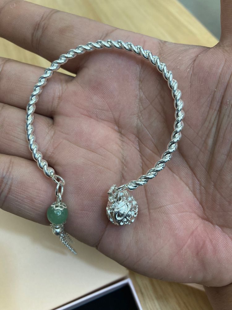 Immagine di Silver Twisted Bangle Bracelet With Green Bead And Chain 3