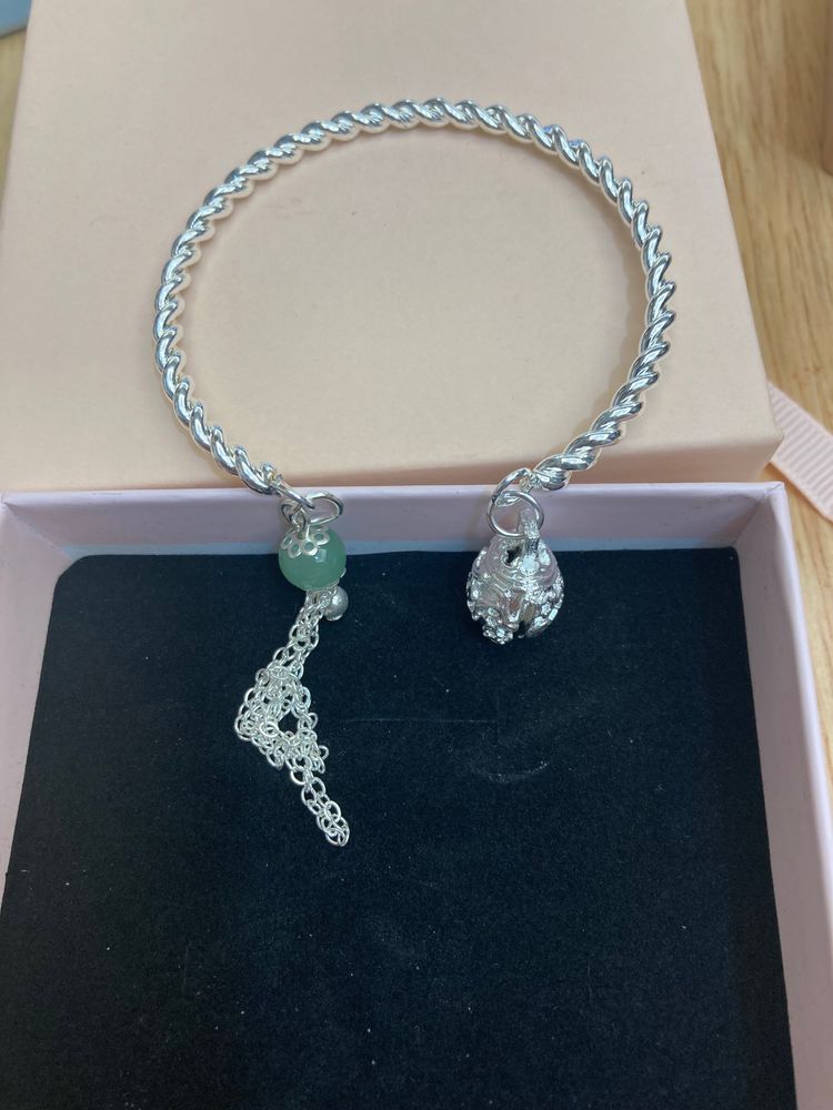 Immagine di Silver Twisted Bangle Bracelet With Green Bead And Chain 2