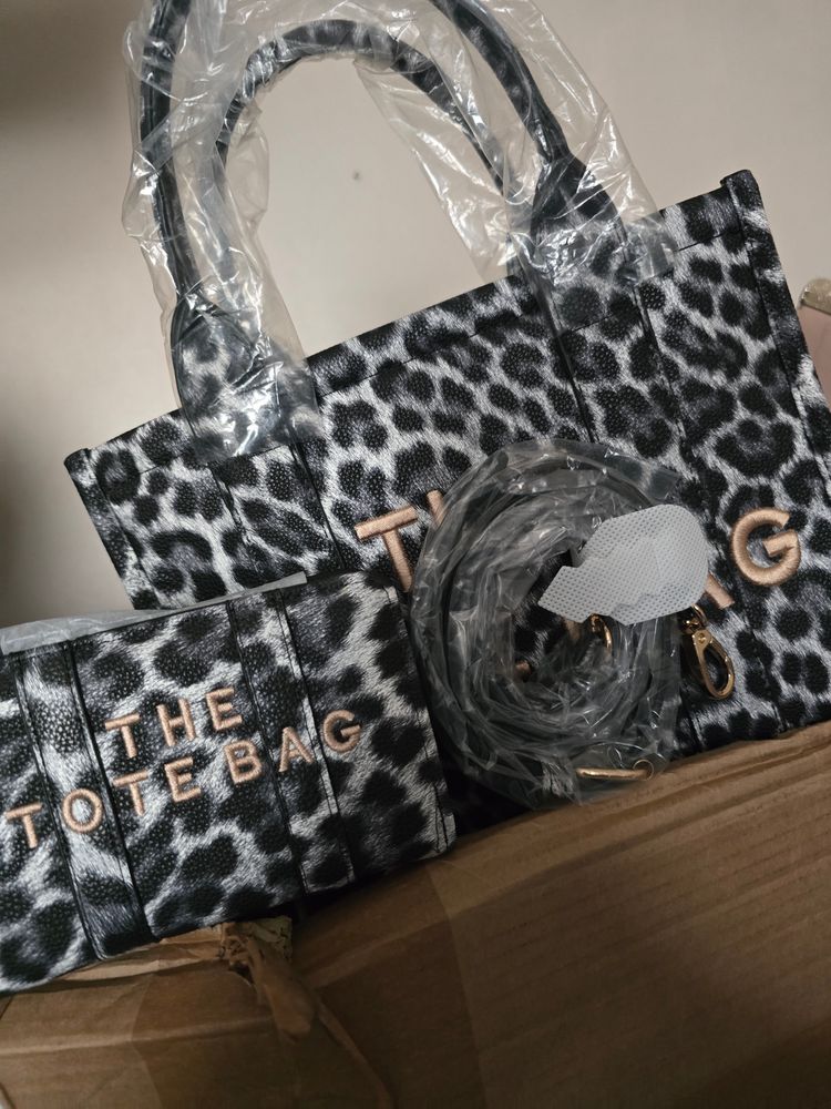 Immagine di Leopard Print Tote Bag With Matching Pouch 2