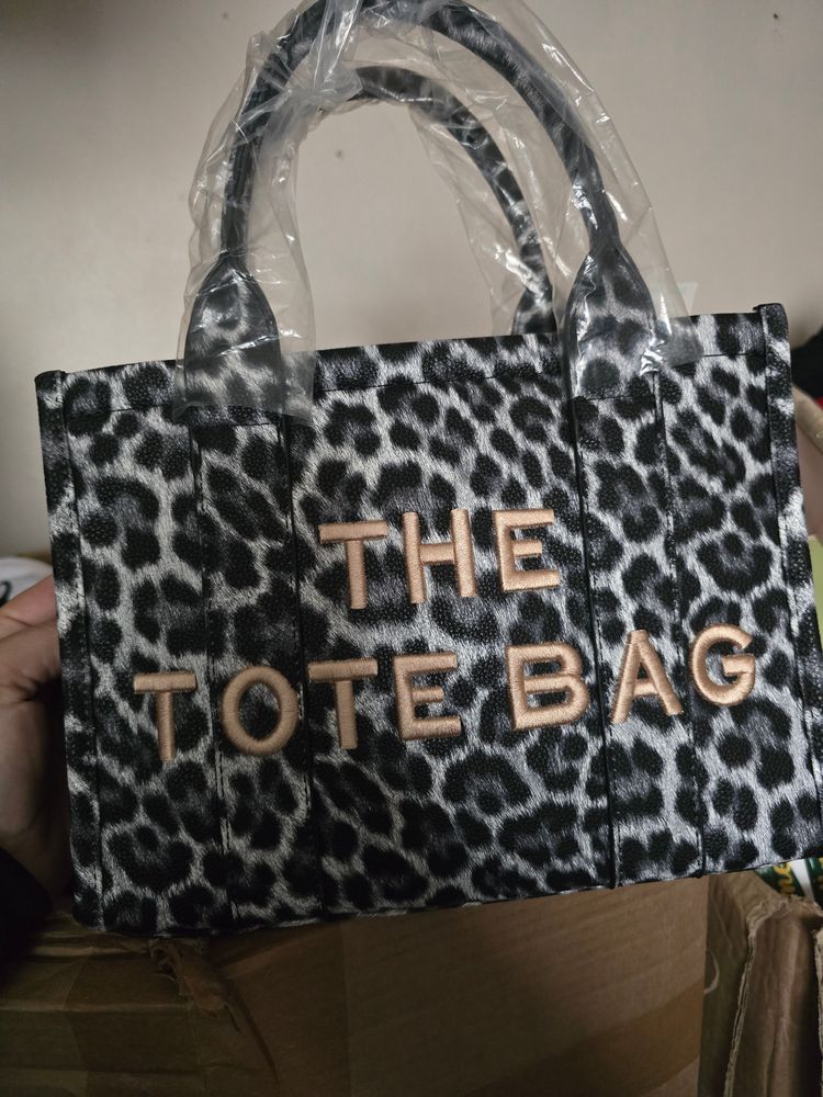 Immagine di Leopard Print Tote Bag With Matching Pouch 3