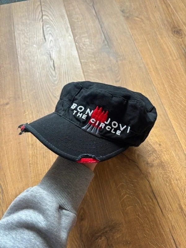 Black Cap With Embroidered Text obraz 2