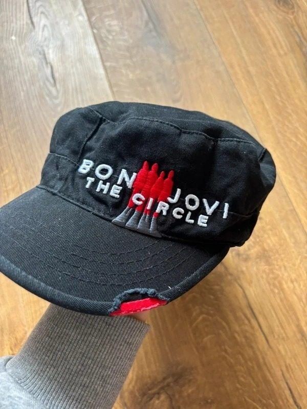 Black Cap With Embroidered Text obraz 1
