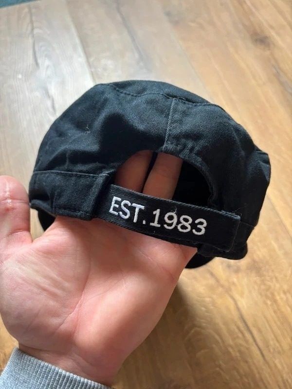 Black Cap With Embroidered Text obraz 3