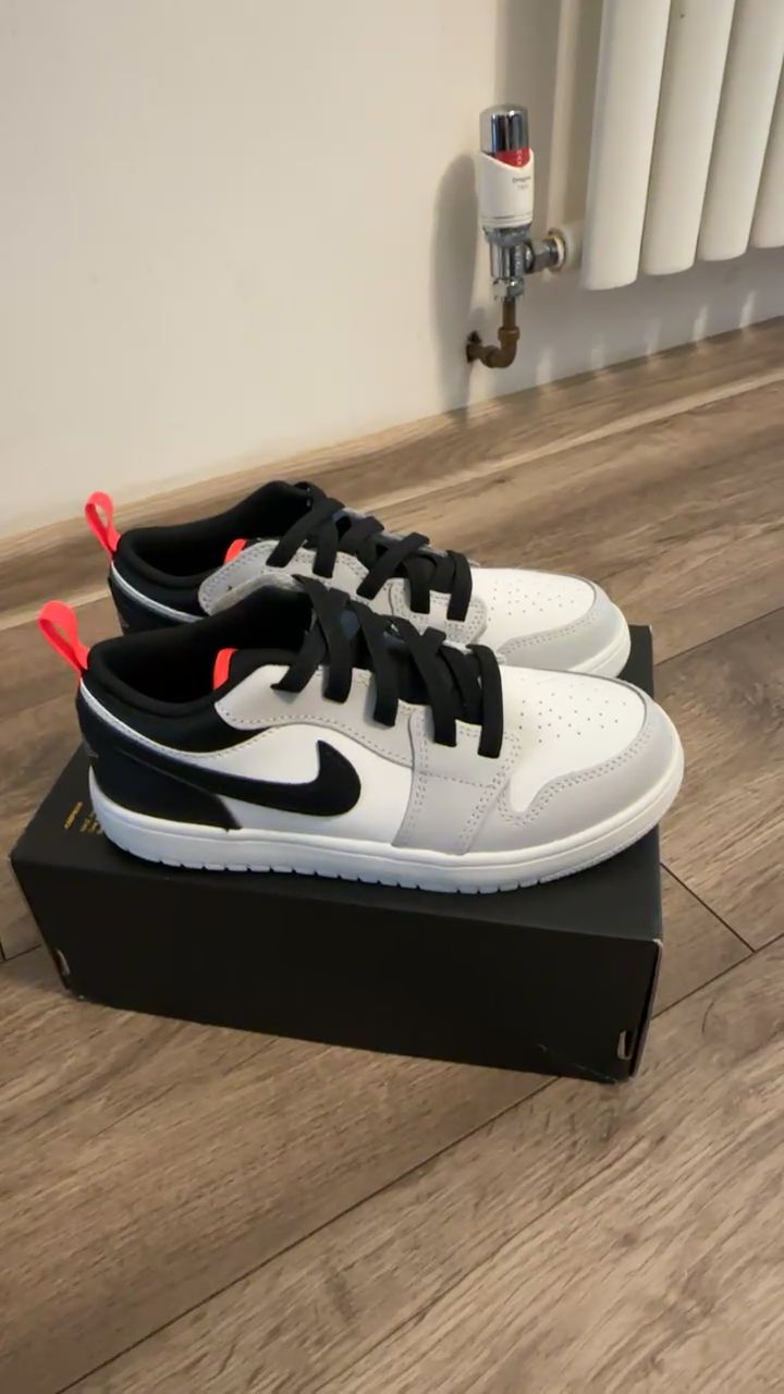 Immagine di Nike Air Jordan 1 Low uk2/eur34 junior slip on trainers  1