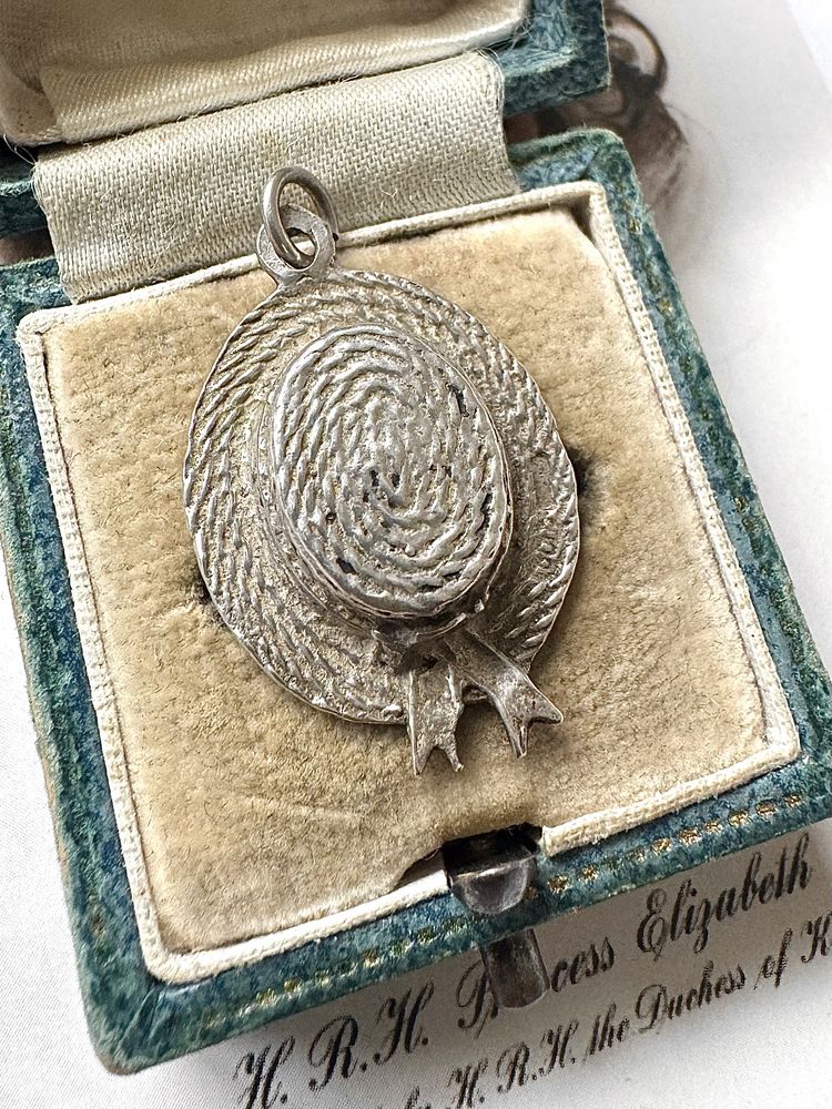 Vintage Solid 925 Silver Straw Boater Gondolier Hat Charm Pendant Necklace. 2