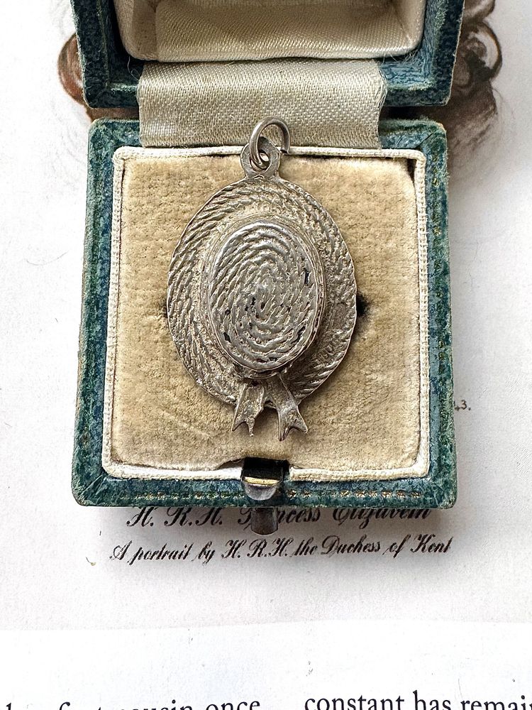 Vintage Solid 925 Silver Straw Boater Gondolier Hat Charm Pendant Necklace. 4