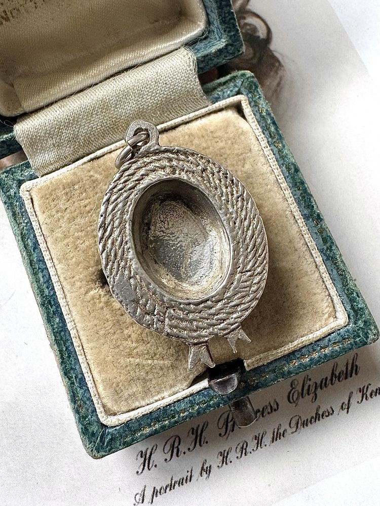 Vintage Solid 925 Silver Straw Boater Gondolier Hat Charm Pendant Necklace. 3