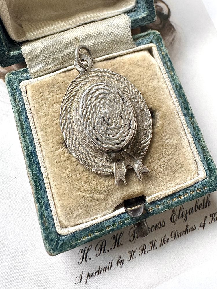 Vintage Solid 925 Silver Straw Boater Gondolier Hat Charm Pendant Necklace.