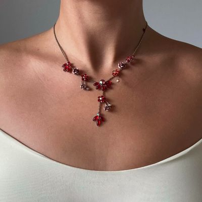 Gorgeous 90’s Ruby Red gothic crystal flower pendant lariat necklace 🤍