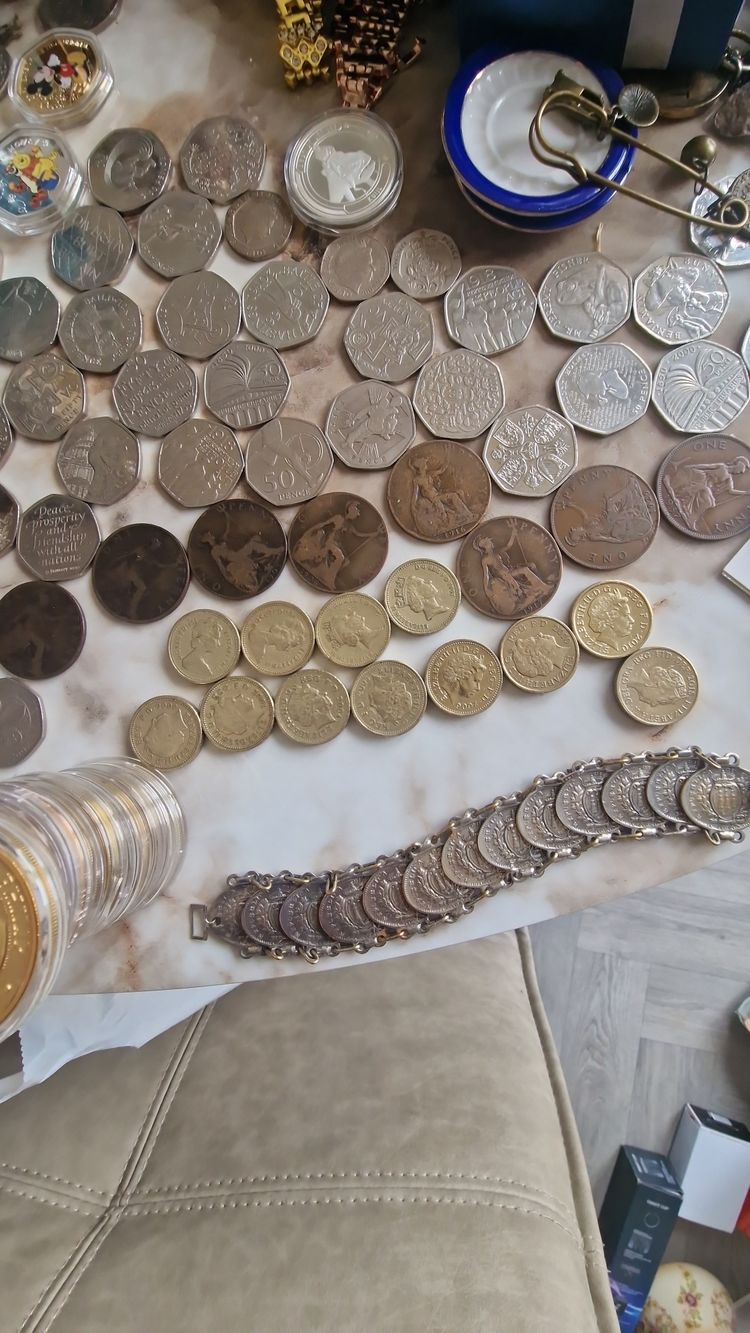Immagine di Collection Of Assorted Coins And Medallions 1