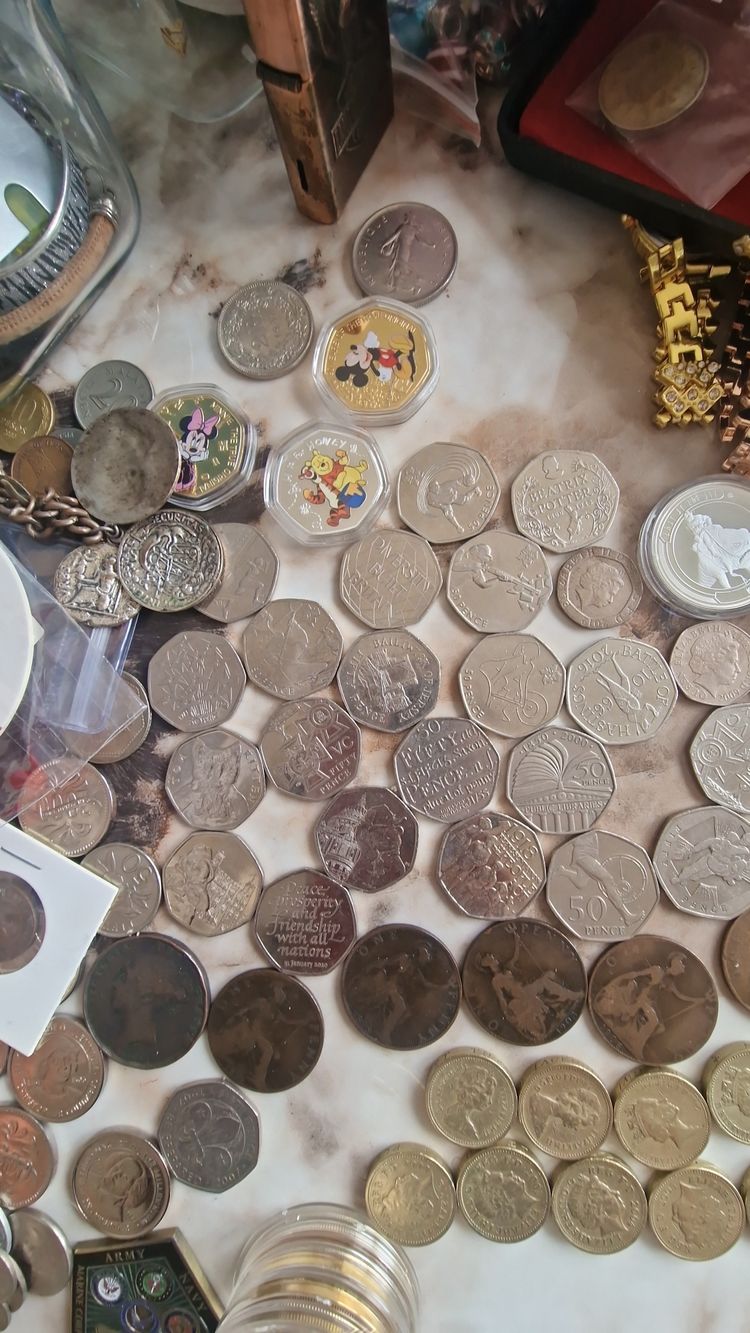 Immagine di Collection Of Assorted Coins And Medallions 2
